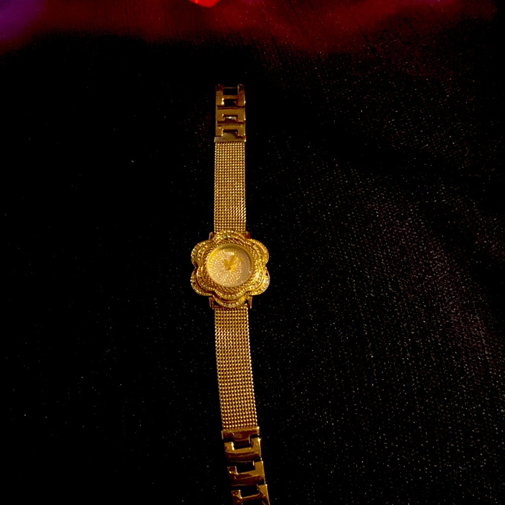 Elegant guess watch mainly for person with small wrists